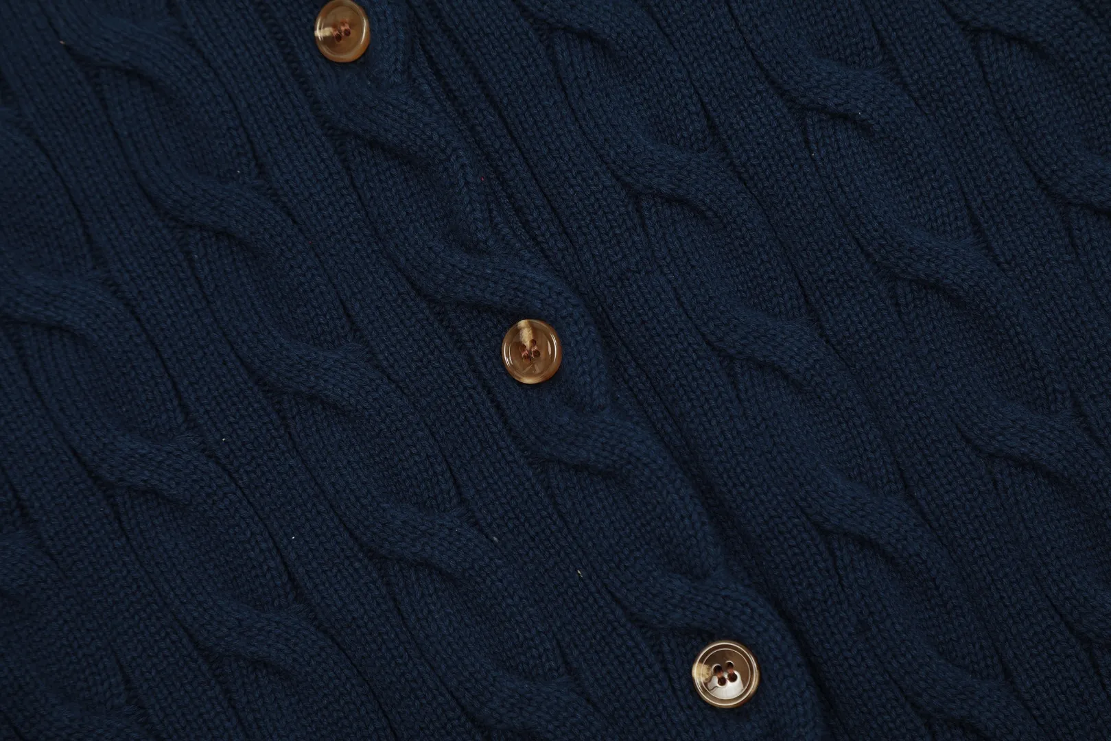 P230 Top quality" Style number: DS006# (not off the shelves all year round) [Ralph Lauren round neck solid color pony embroidery logo twist knitted cardigan] ✅Ralph Lauren Ralph Lauren classic basic versatile knitted cardigan jacket for all seasons ✅Main supplier platform live broadcast Wholesale entity Replacement if out of stock Not off the shelf ✅ZP quality 1:1 version Scan the code to enter the GF website Counter quality ✅Detailed quality The only one in Guangzhou Imported quality cotton yarn Focus on high-end, cost-effective, and good quality. Needless to say, the version is restored to the original version. The maximum size can be worn up to 160 pounds. Loose, comfortable and stress-free. ✅The upper body is simple and easy to match. A must-have for goddess ootd. Good-looking clothes are never picky. Must-have items in goddess wardrobe. Size: S- Navy blue white label Navy blue red label